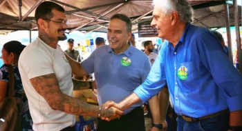 Em visita à feira da Vila Nova, Mabel e Caiado reforçam importância de Goiânia eleger um gestor